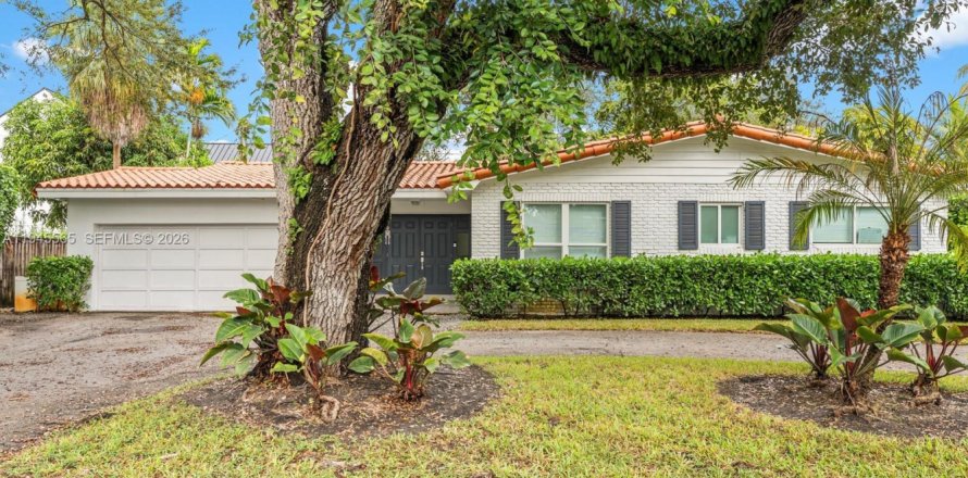 House in Miami, Florida 5 bedrooms, 166.3 sq.m. № 2002706