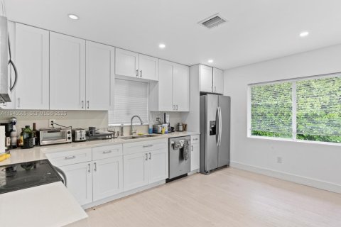 House in Miami, Florida 5 bedrooms, 166.3 sq.m. № 2002706 - photo 9