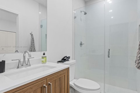 House in Miami, Florida 5 bedrooms, 166.3 sq.m. № 2002706 - photo 13