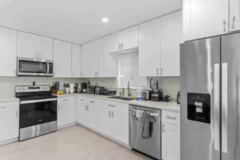 House in Miami, Florida 5 bedrooms, 166.3 sq.m. № 2002706 - photo 10