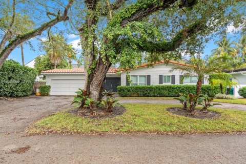 House in Miami, Florida 5 bedrooms, 166.3 sq.m. № 2002706 - photo 2