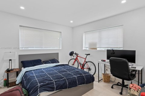 House in Miami, Florida 5 bedrooms, 166.3 sq.m. № 2002706 - photo 15