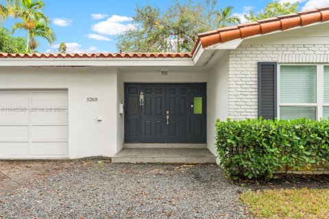 House in Miami, Florida 5 bedrooms, 166.3 sq.m. № 2002706 - photo 5