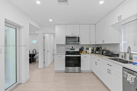 House in Miami, Florida 5 bedrooms, 166.3 sq.m. № 2002706 - photo 11