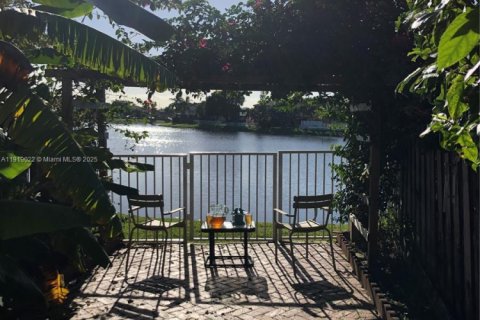 Villa ou maison à vendre à Kendall, Floride: 4 chambres № 1974333 - photo 2