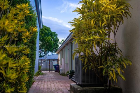 Villa ou maison à vendre à Kendall, Floride: 4 chambres № 1974333 - photo 8