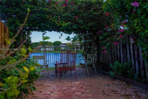 Villa ou maison à vendre à Kendall, Floride: 4 chambres № 1974333 - photo 4