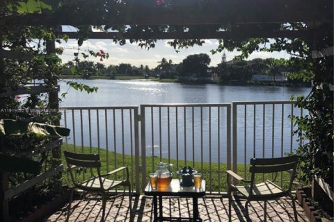 Villa ou maison à vendre à Kendall, Floride: 4 chambres № 1974333 - photo 3