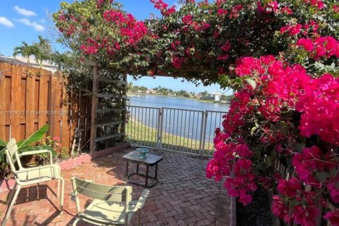 Villa ou maison à vendre à Kendall, Floride: 4 chambres № 1974333 - photo 1