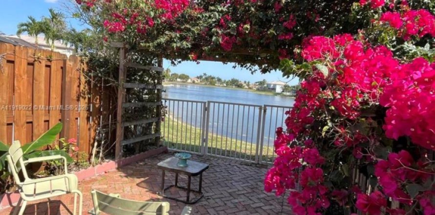 Villa ou maison à Kendall, Floride 4 chambres № 1974333