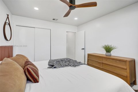 House in Miami, Florida 3 bedrooms, 189.8 sq.m. № 2046291 - photo 17