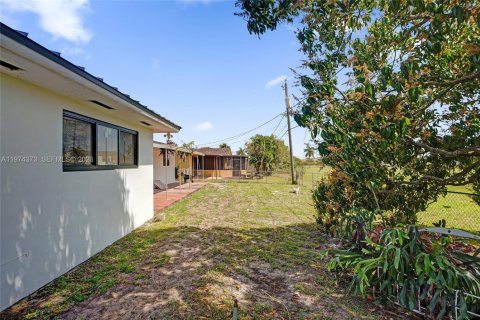 House in Miami, Florida 3 bedrooms, 189.8 sq.m. № 2046291 - photo 24