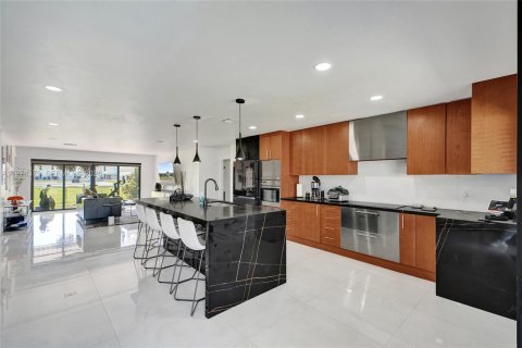 House in Miami, Florida 3 bedrooms, 189.8 sq.m. № 2046291 - photo 10