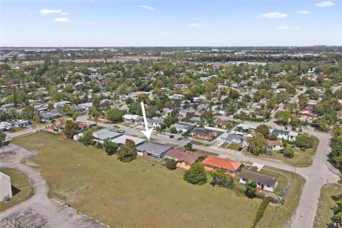 House in Miami, Florida 3 bedrooms, 189.8 sq.m. № 2046291 - photo 29