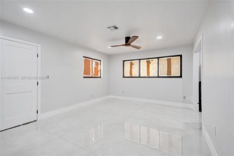 House in Miami, Florida 3 bedrooms, 189.8 sq.m. № 2046291 - photo 21