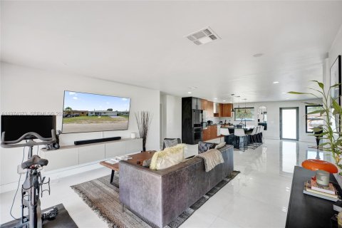 House in Miami, Florida 3 bedrooms, 189.8 sq.m. № 2046291 - photo 6