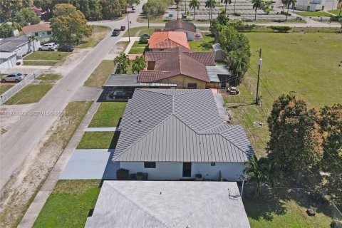 House in Miami, Florida 3 bedrooms, 189.8 sq.m. № 2046291 - photo 28