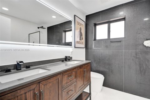 House in Miami, Florida 3 bedrooms, 189.8 sq.m. № 2046291 - photo 18