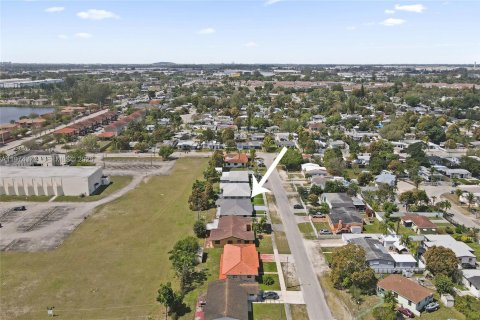 House in Miami, Florida 3 bedrooms, 189.8 sq.m. № 2046291 - photo 30