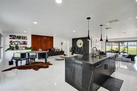 House in Miami, Florida 3 bedrooms, 189.8 sq.m. № 2046291 - photo 14