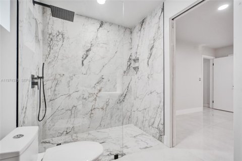 House in Miami, Florida 3 bedrooms, 189.8 sq.m. № 2046291 - photo 23