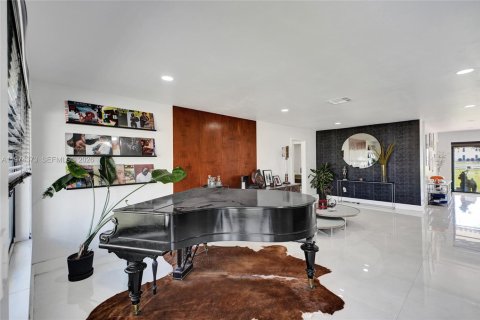 House in Miami, Florida 3 bedrooms, 189.8 sq.m. № 2046291 - photo 13