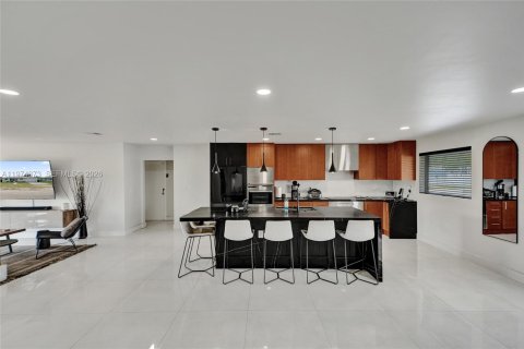 House in Miami, Florida 3 bedrooms, 189.8 sq.m. № 2046291 - photo 4