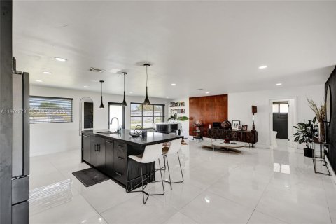 House in Miami, Florida 3 bedrooms, 189.8 sq.m. № 2046291 - photo 12