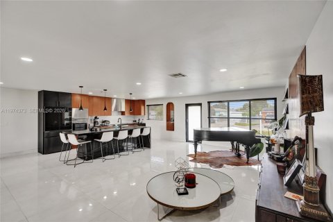 House in Miami, Florida 3 bedrooms, 189.8 sq.m. № 2046291 - photo 8