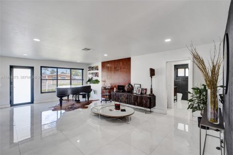 House in Miami, Florida 3 bedrooms, 189.8 sq.m. № 2046291 - photo 7
