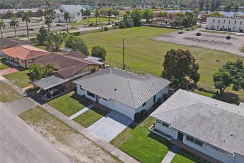 House in Miami, Florida 3 bedrooms, 189.8 sq.m. № 2046291 - photo 27