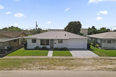 House in Miami, Florida 3 bedrooms, 189.8 sq.m. № 2046291