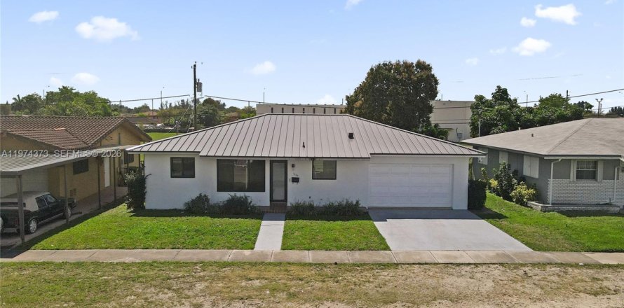 House in Miami, Florida 3 bedrooms, 189.8 sq.m. № 2046291