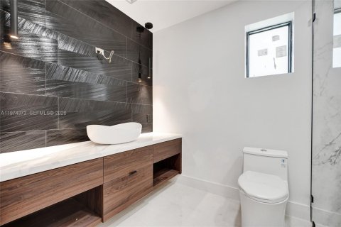 House in Miami, Florida 3 bedrooms, 189.8 sq.m. № 2046291 - photo 22