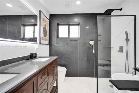 House in Miami, Florida 3 bedrooms, 189.8 sq.m. № 2046291 - photo 19