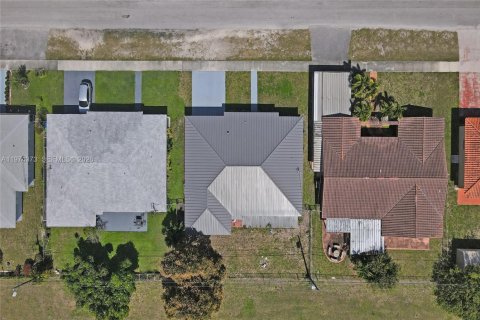 House in Miami, Florida 3 bedrooms, 189.8 sq.m. № 2046291 - photo 26