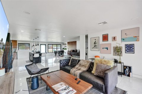 House in Miami, Florida 3 bedrooms, 189.8 sq.m. № 2046291 - photo 9