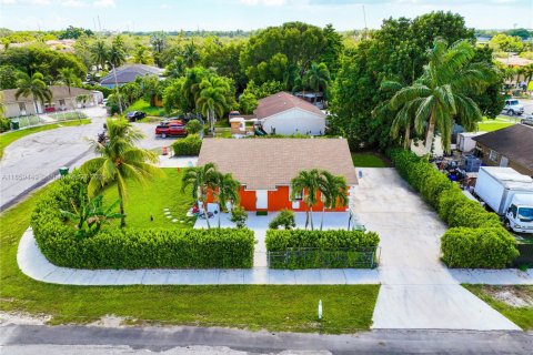 Купить виллу или дом в Хомстед, Флорида 4 спальни, 130.06м2, № 1928184 - фото 3