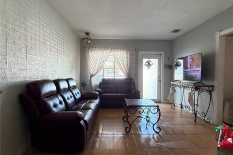 Купить виллу или дом в Майами, Флорида 3 спальни, 115.38м2, № 2025433 - фото 4