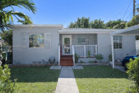 Дом в Майами, Флорида 3 спальни, 115.38м2 № 2025433