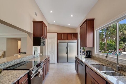 House in Vero Beach, Florida 3 bedrooms, 215.53 sq.m. № 2083201 - photo 9
