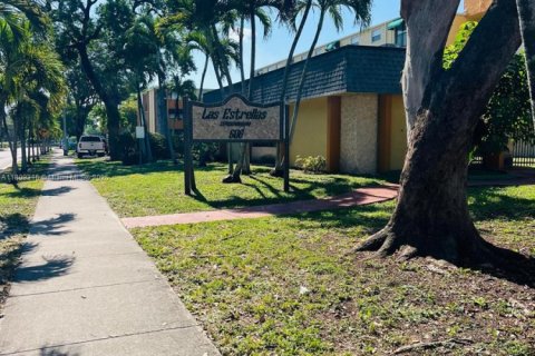 Condominio en venta en Hialeah, Florida, 1 dormitorio, 55.74 m2 № 1875465 - foto 1