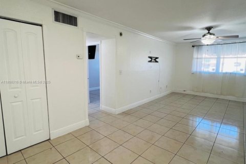 Condominio en venta en Hialeah, Florida, 1 dormitorio, 55.74 m2 № 1875465 - foto 8