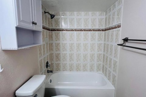 Condominio en venta en Hialeah, Florida, 1 dormitorio, 55.74 m2 № 1875465 - foto 19