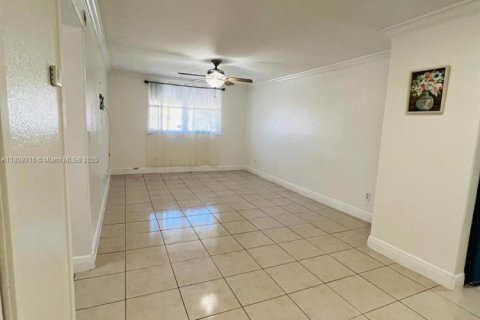 Condominio en venta en Hialeah, Florida, 1 dormitorio, 55.74 m2 № 1875465 - foto 6