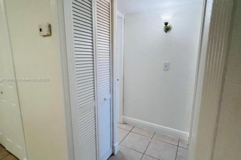 Condominio en venta en Hialeah, Florida, 1 dormitorio, 55.74 m2 № 1875465 - foto 14