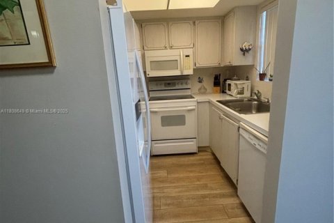 Condo in Stuart, Florida, 2 bedrooms  № 1777585 - photo 1