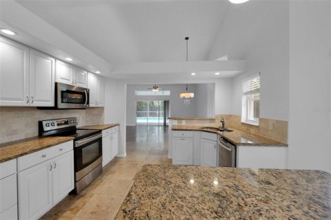 House in Weeki Wachee, Florida 3 bedrooms, 147.62 sq.m. № 2206803 - photo 9
