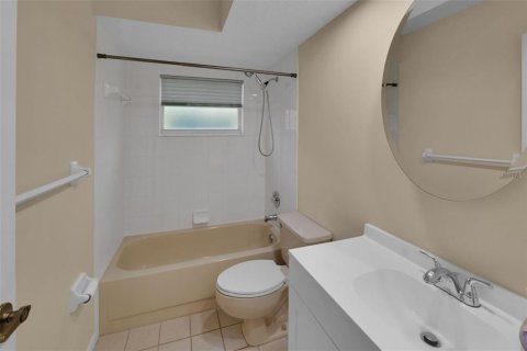 House in Weeki Wachee, Florida 3 bedrooms, 147.62 sq.m. № 2206803 - photo 26
