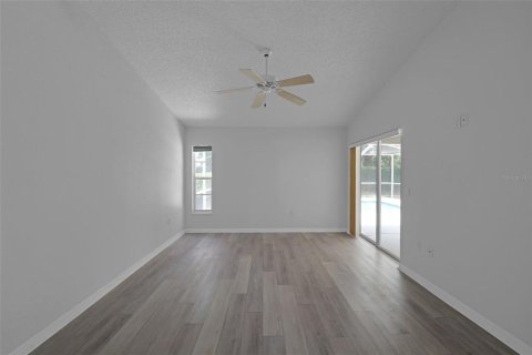 House in Weeki Wachee, Florida 3 bedrooms, 147.62 sq.m. № 2206803 - photo 20